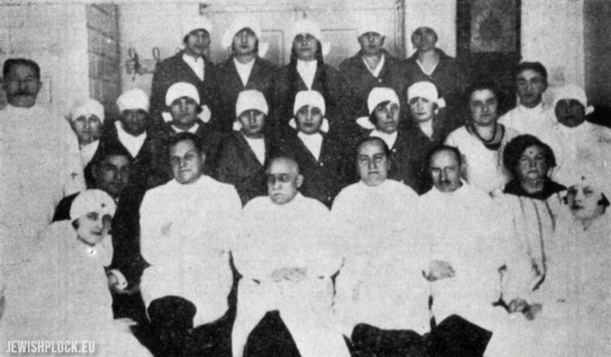 Doctors, nurses and paramedics of the Jewish hospital, Płock 1930 (Plotzk (Płock). A History of an Ancient Jewish Community in Poland, ed. by Eliyahu Eisenberg)